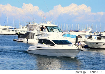 横浜ベイサイドマリーナを出港するクルーザー 3205193