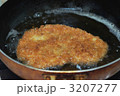 とんかつを揚げている所 3207277