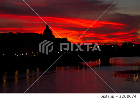サンタ・トリニタ橋から眺めた夕焼けのカッライア橋(イタリア-フィレンツェ) サンタ・トリニタ橋から眺めた夕焼けのカッライア橋(イタリア-フィレンツェ) 3208674