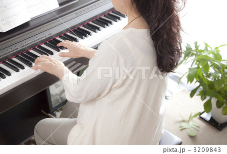 ピアノ演奏を楽しむシニア女性 3209843