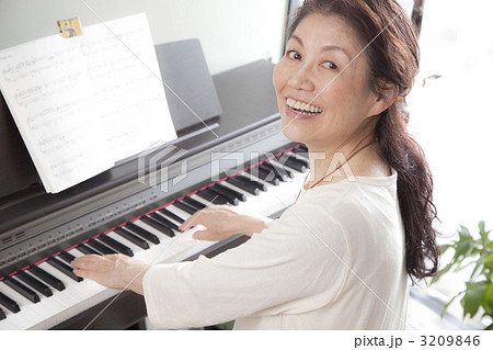 ピアノ演奏を楽しむシニア女性 ピアノ演奏を楽しむシニア女性 3209846