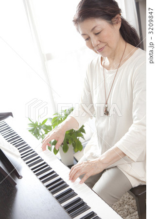 ピアノ演奏を楽しむシニア女性 3209847
