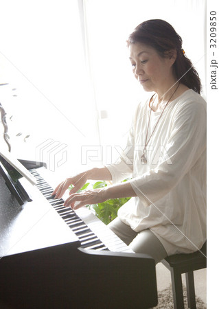 ピアノ演奏を楽しむシニア女性 3209850