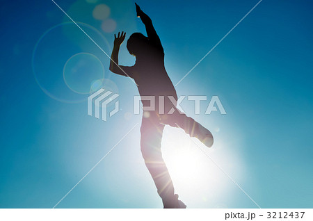 未来へのジャンプ（太陽の光を受けて） 3212437