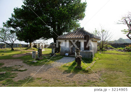 今帰仁城跡のノ口殿内火の神祠 3214905