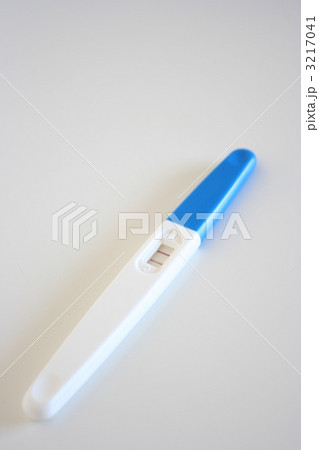 妊娠検査薬 陽性 の写真素材