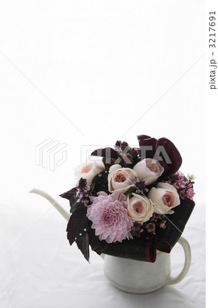 紫系のフラワーアレンジメント1 3217691