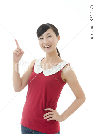 20代の女性(赤ノースリーブ) 20代の女性(赤ノースリーブ) 3217975