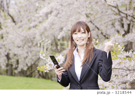 桜とOL（携帯電話 ガッツポーズ） 3218544