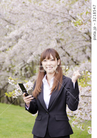 桜とOL（携帯電話 ガッツポーズ） 3218547