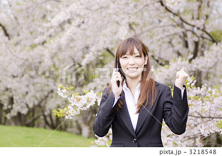 桜とOL（携帯電話 ガッツポーズ） 3218548