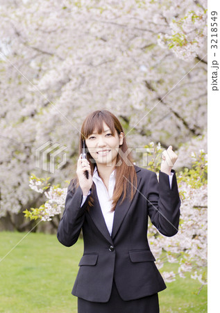 桜とOL（携帯電話 ガッツポーズ） 3218549