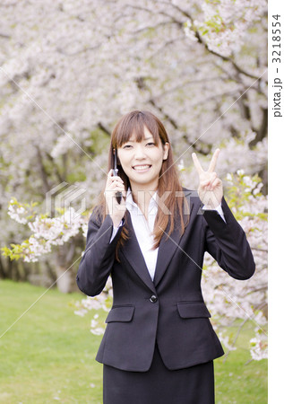 桜とOL（携帯電話 ピースサイン） 3218554