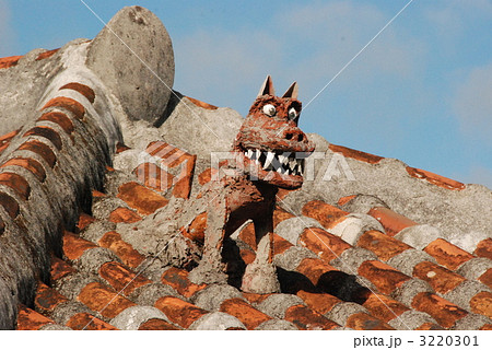 赤瓦とシーサー（竹富島／沖縄県八重山郡竹富町） 3220301