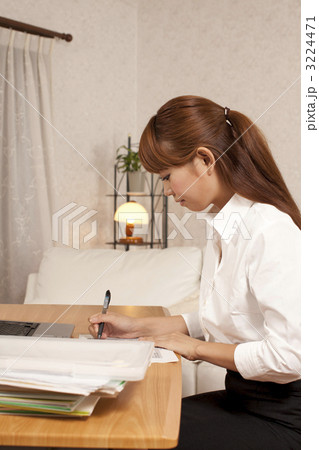 明日の仕事の準備をするOL 明日の仕事の準備をするOL 3224471