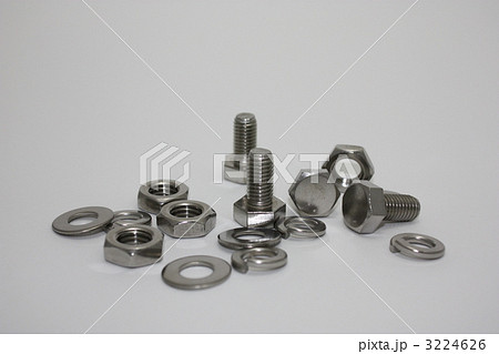ボルトナットをバラバラに置いてます。 3224626