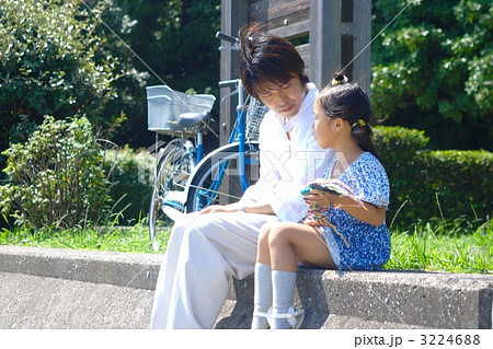 川縁を散歩する親子 3224688