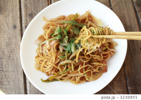 ウインナーと野菜のソース焼きそばの箸あげ 3230955