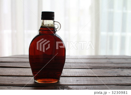 ガラス瓶入りのメープルシロップ　アンバーメープル 3230981