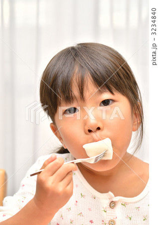 果物を食べる女の子 3234840