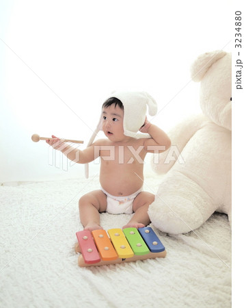 お座りをしているオムツ姿の赤ちゃん お座りをしているオムツ姿の赤ちゃん 3234880