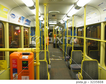 ブリュッセルの地下トラム車内 3235608