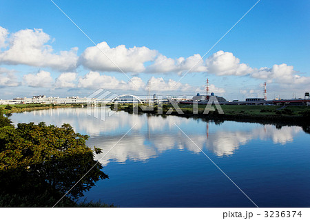 青空が広がる朝凪の荒川と川面に映える景観  3236374