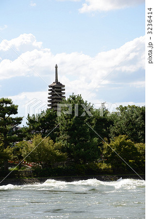 宇治川と十三重の塔 3236414