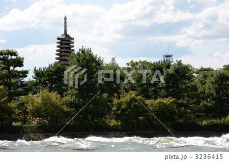 宇治川と十三重の塔 3236415