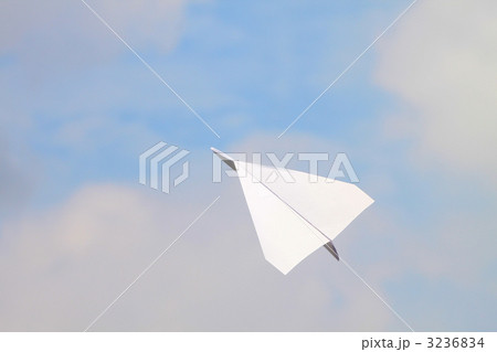 青空バックの紙飛行機 青空バックの紙飛行機 3236834