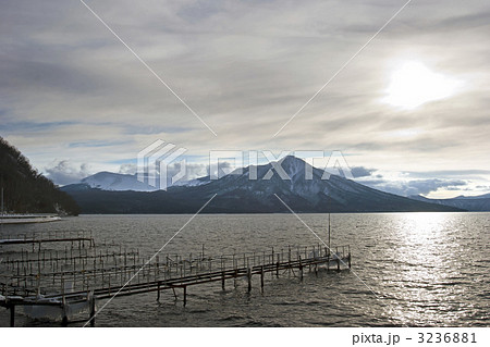 支笏湖と風不死岳 3236881