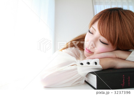 うつ伏せの可憐な美少女の写真素材 [3237396] - PIXTA