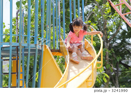 公園の滑り台で遊ぶ女の子 3241990