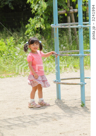 公園の遊具で遊ぶ女の子 3241994