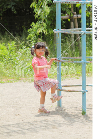公園の遊具で遊ぶ女の子 3241997