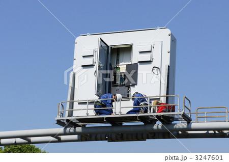 高所での作業　　電光掲示板の点検 3247601