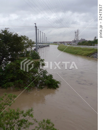 危険水位を越えた庄内川（万場大橋から撮影） 3247837