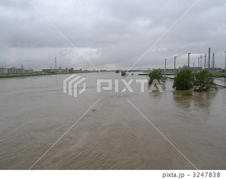 台風で増水した庄内川を万場大橋より撮影 3247838