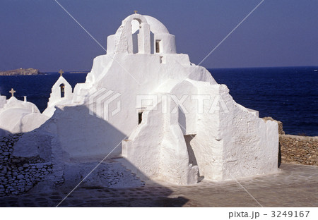 ギリシャ　サントリーニ島の白い教会 3249167