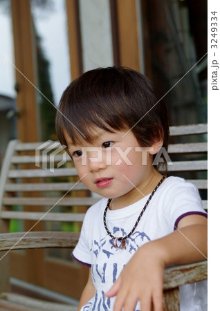 椅子に座る子供 椅子に座る子供 3249334