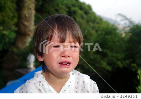 泣いてる子供 3249351