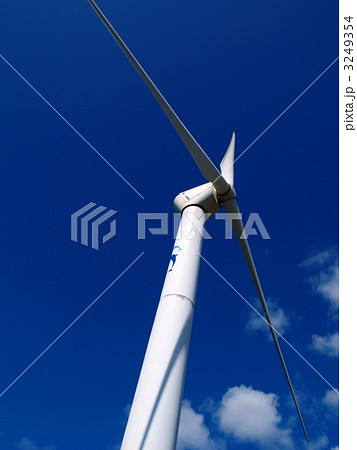 青空と風力発電プロペラ 青空と風力発電プロペラ 3249354