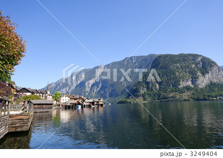 オーストリア　ザルツカンマーグート地方ハルシュタットの町並み 3249404