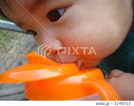 マグマグで水分補給する赤ちゃん マグマグで水分補給する赤ちゃん 3249713