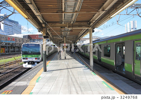 品川駅ホームの山手線電車の写真素材