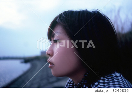 冬の土手にたたずむ10代のおんなのこ 冬の土手にたたずむ10代のおんなのこ 3249836