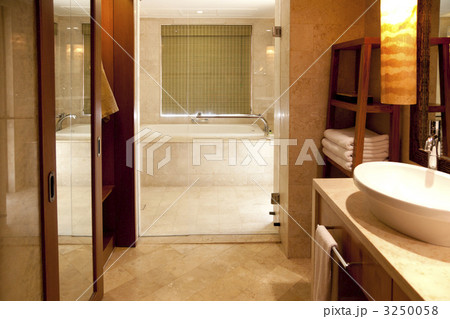 ホテルの洗面所と風呂 3250058