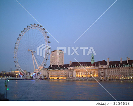 夕暮れのロンドン・アイとフィルム・ミュージアム 3254618
