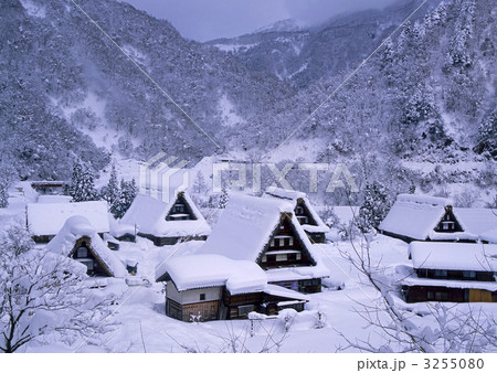 菅沼合掌集落の雪景色 3255080