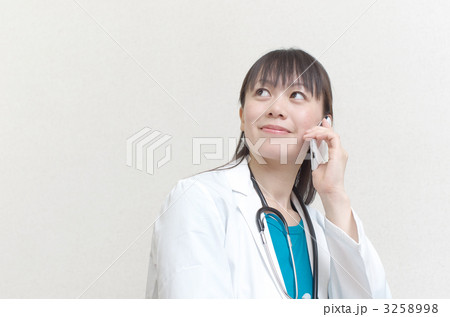 3258998